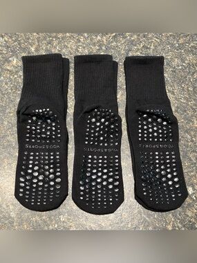 Black Non-Slip yoga socks - Pack of 3 small/medium